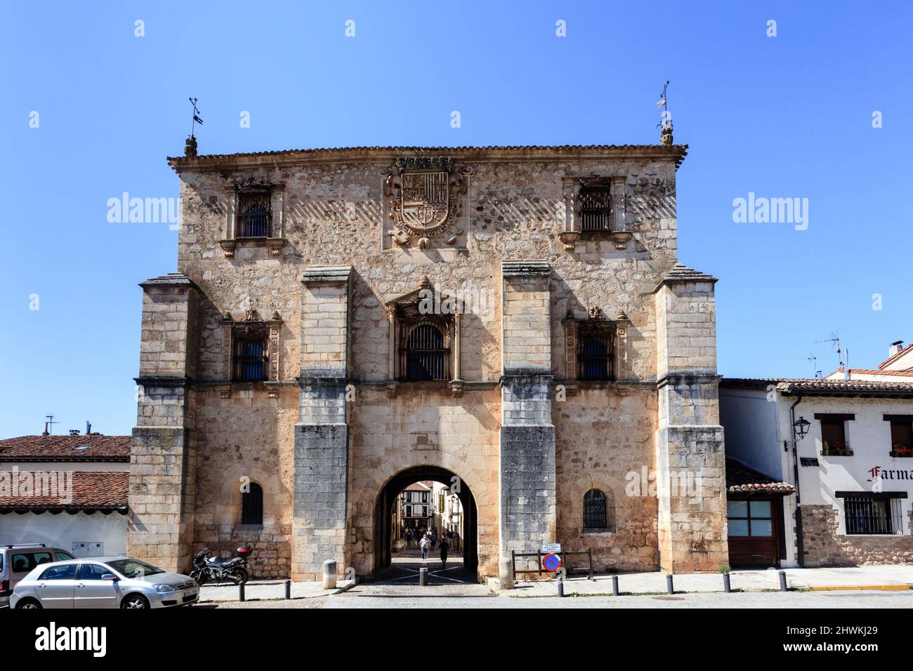 L'archivio storico di Covarrubias, città medievale della provincia di Burgos. È considerato uno dei più bei villaggi della Spagna. Foto Stock