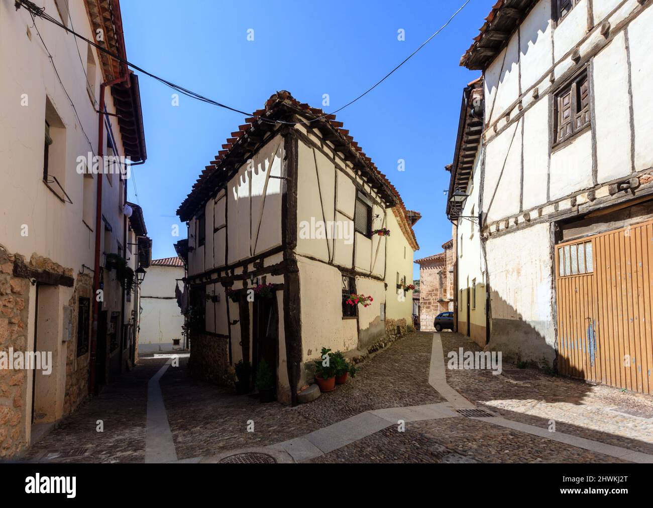 Case tipiche di Covarrubias, città medievale della provincia di Burgos. Spagna. È considerato uno dei più bei villaggi di Castilla y Leon Foto Stock