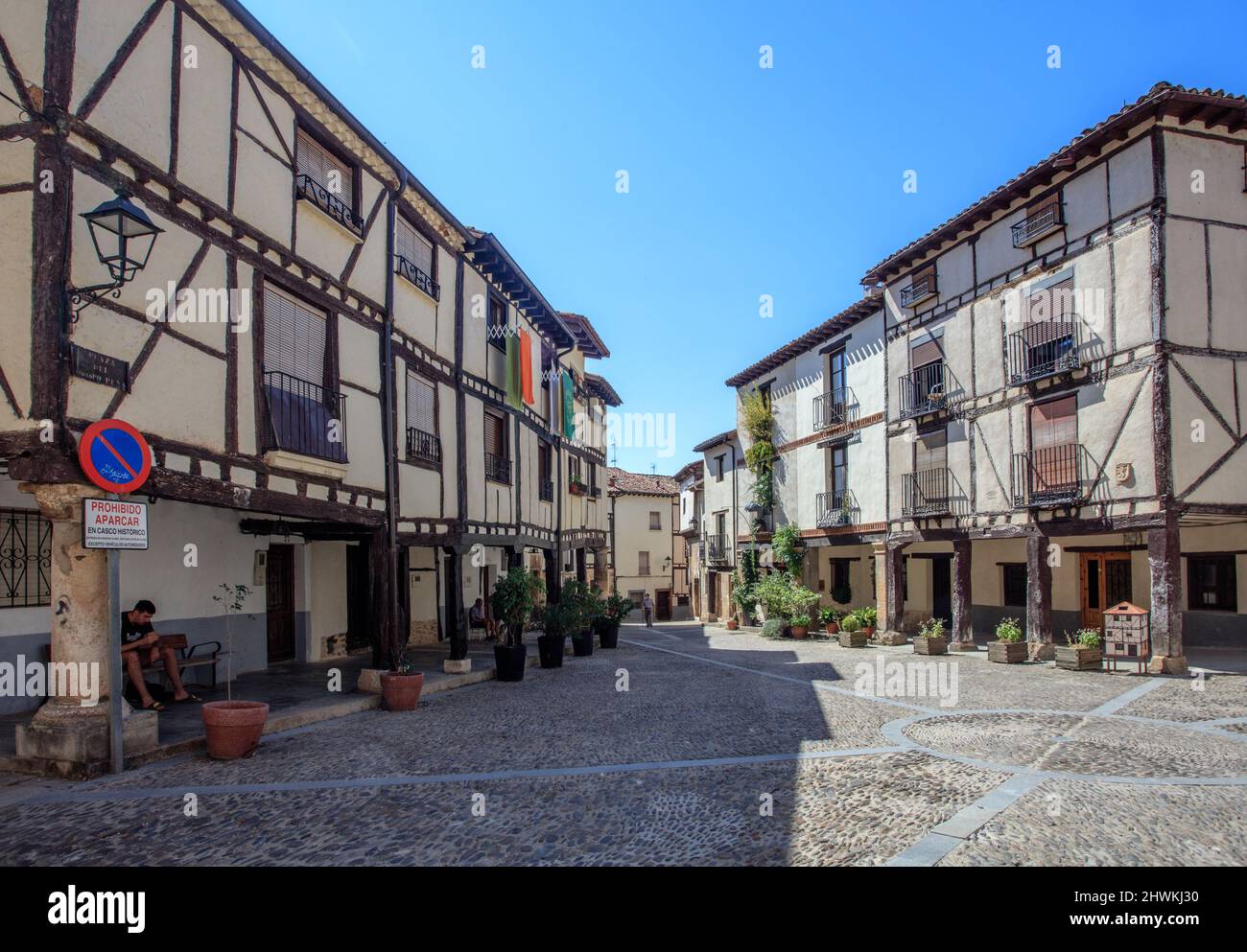 Case tipiche di Covarrubias, città medievale della provincia di Burgos. Spagna. È considerato uno dei più bei villaggi di Castilla y Leon Foto Stock