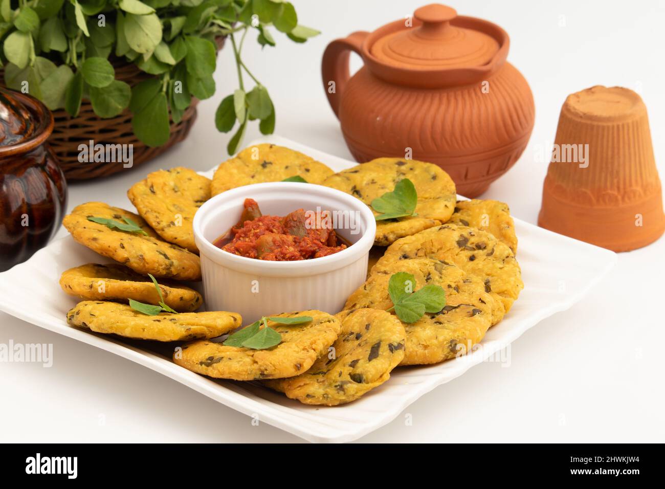 Rajasthani Bikaneri Namkeen snack Kurkuri Kasuri Methi Mathri chiamato anche Kurkura Khasta Mathiya, Mathiya, Namakpara, Namkin, Matthi fatto di Maida Mas Foto Stock