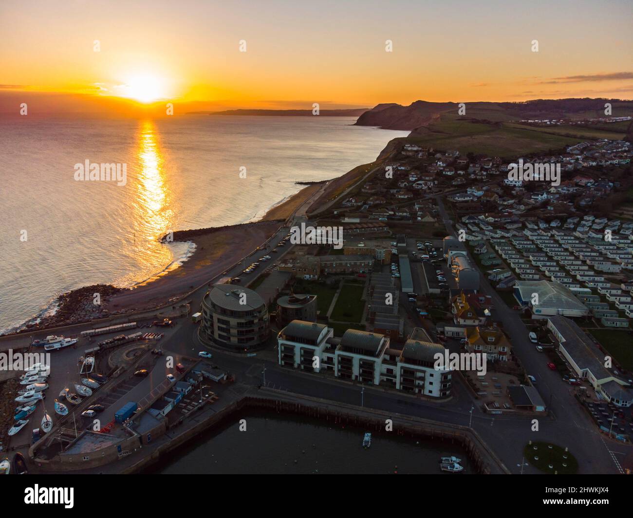 West Bay Dorset, Regno Unito. 6th marzo 2022. Meteo Regno Unito. Vista di West Bay nel Dorset al tramonto alla fine di una fredda giornata ventosa. Picture Credit: Graham Hunt/Alamy Live News Foto Stock