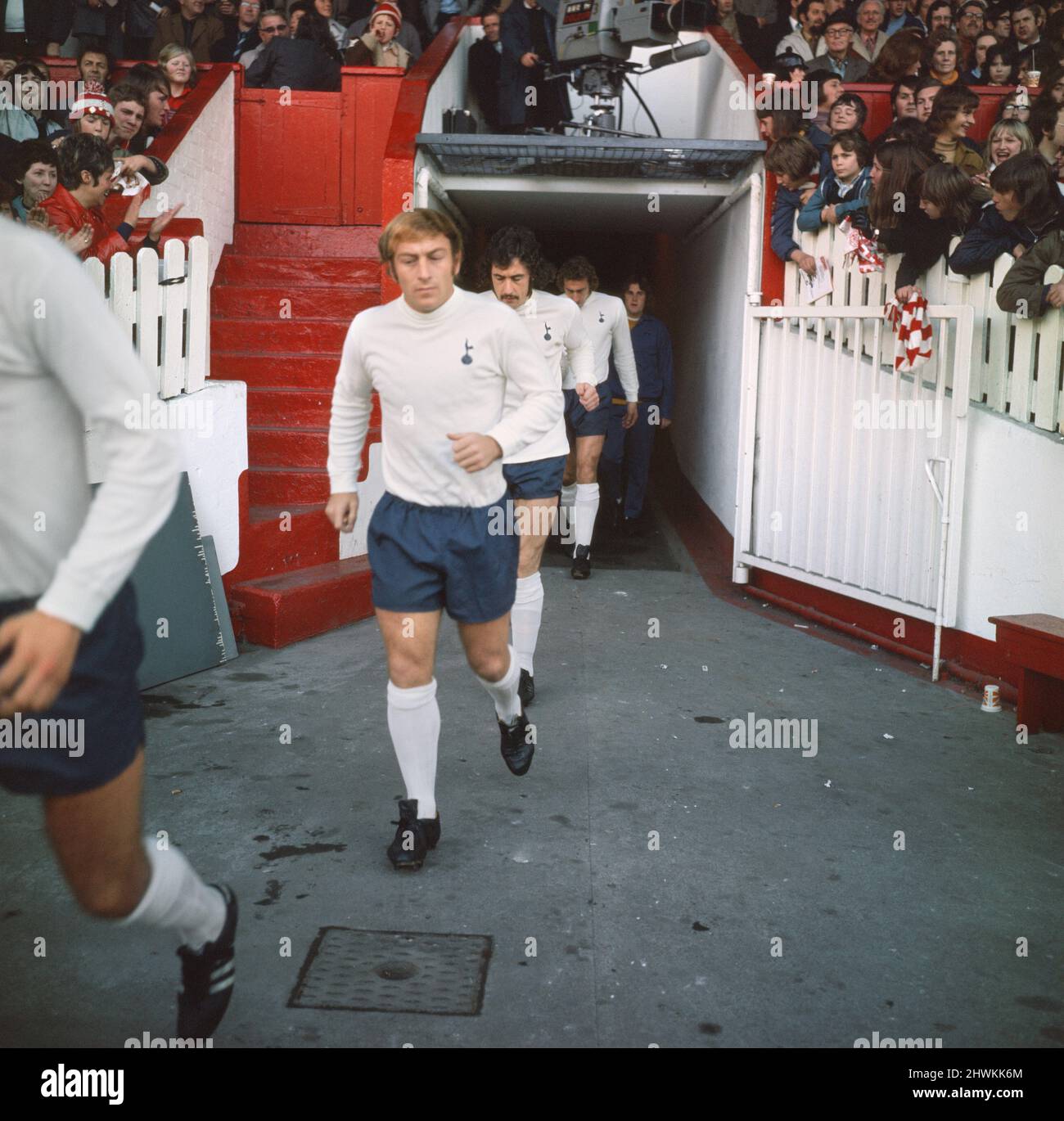 Manchester United 1 v Tottenham Hotspur 4 prima Divisione una partita a Old Trafford.Ralph Coates (centrata) emerge dal tunnel con i compagni di squadra. 28th ottobre 1972 Foto Stock