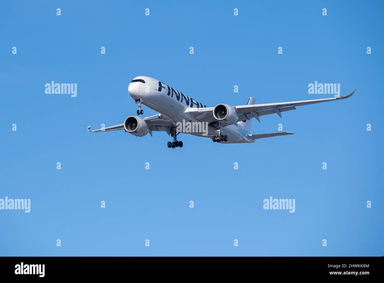 Helsinki / Finlandia - 6 MARZO 2022: Airbus A350 , gestito dal vettore di bandiera finlandese Finnair, sull'accesso finale all'aeroporto Helsinki-Vantaa Foto Stock
