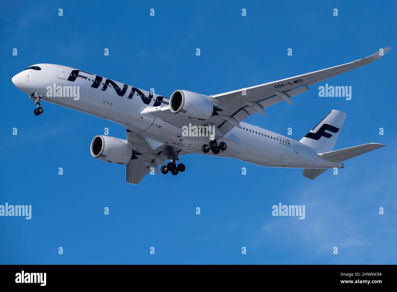 Helsinki / Finlandia - 6 MARZO 2022: Airbus A350 , gestito dal vettore di bandiera finlandese Finnair, sull'accesso finale all'aeroporto Helsinki-Vantaa Foto Stock