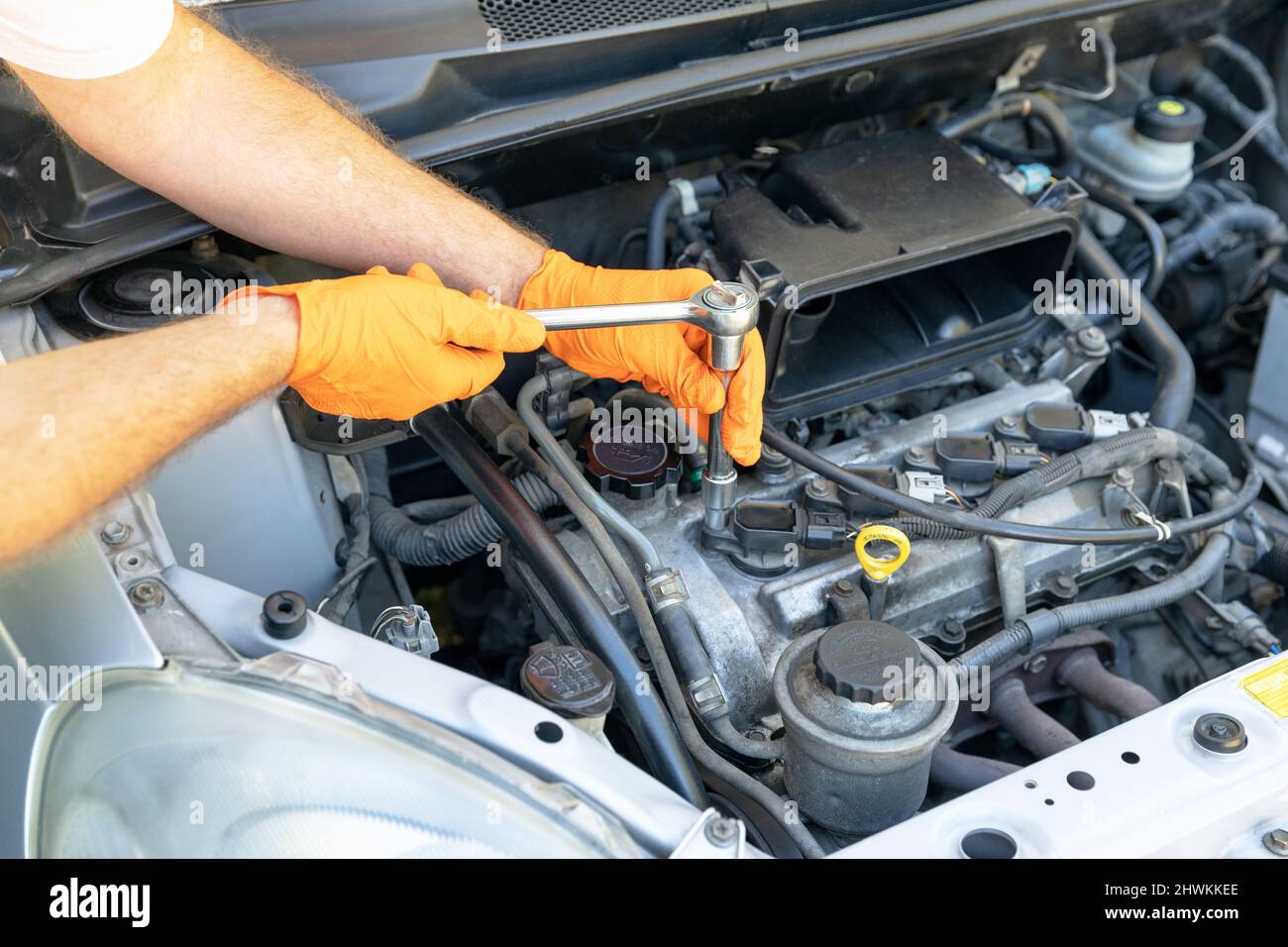 Sostituzione delle candele per auto da parte del meccanico Foto Stock