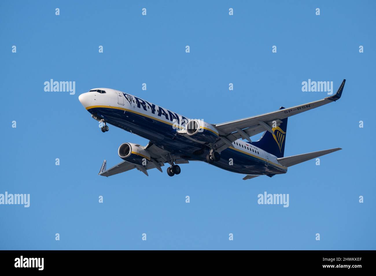 Helsinki / Finlandia - 6 MARZO 2022: Boeing 737-800, gestito da Ryanair, sull'approccio finale all'aeroporto Helsinki-Vantaa Foto Stock