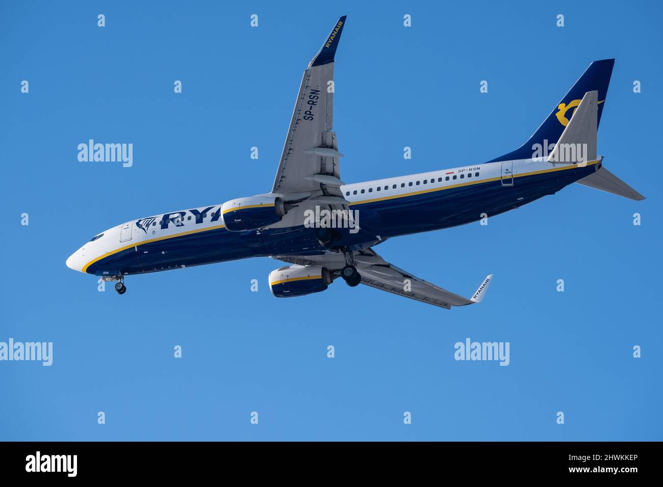 Helsinki / Finlandia - 6 MARZO 2022: Boeing 737-800, gestito da Ryanair, sull'approccio finale all'aeroporto Helsinki-Vantaa Foto Stock