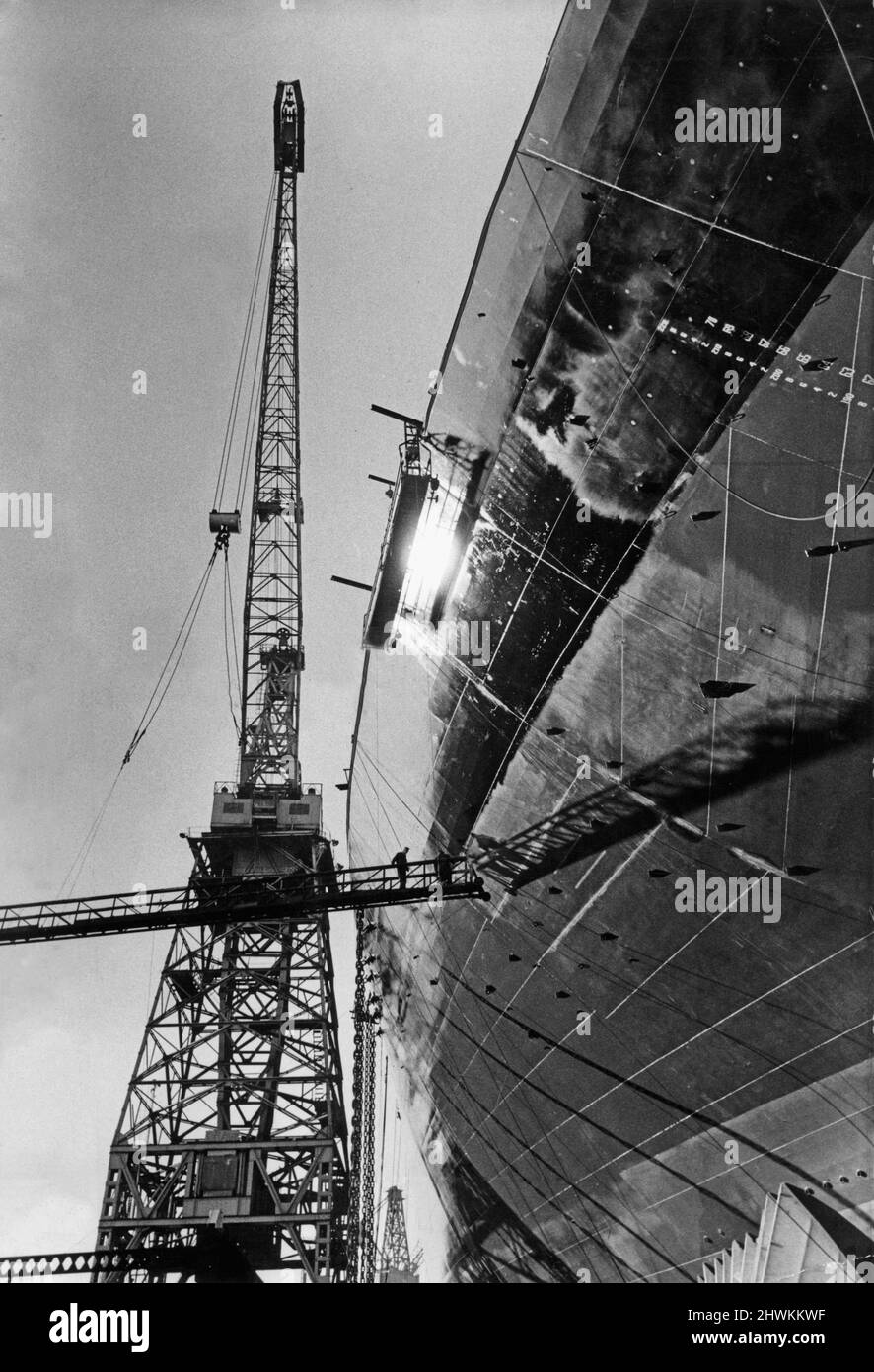 Saldatura di lastre su una nave senza nome nei cantieri di Swan Hunter sul Tyne. 30th aprile 1973 Foto Stock