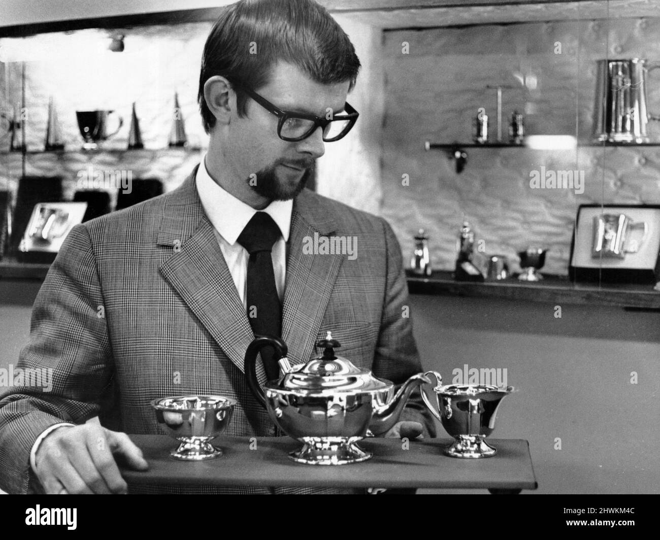 Robert Adams, rivenditore di antiquariato che ha un negozio a Sheldon, Birmingham, nella foto con set di tè d'argento, 1st marzo 1973. Foto Stock