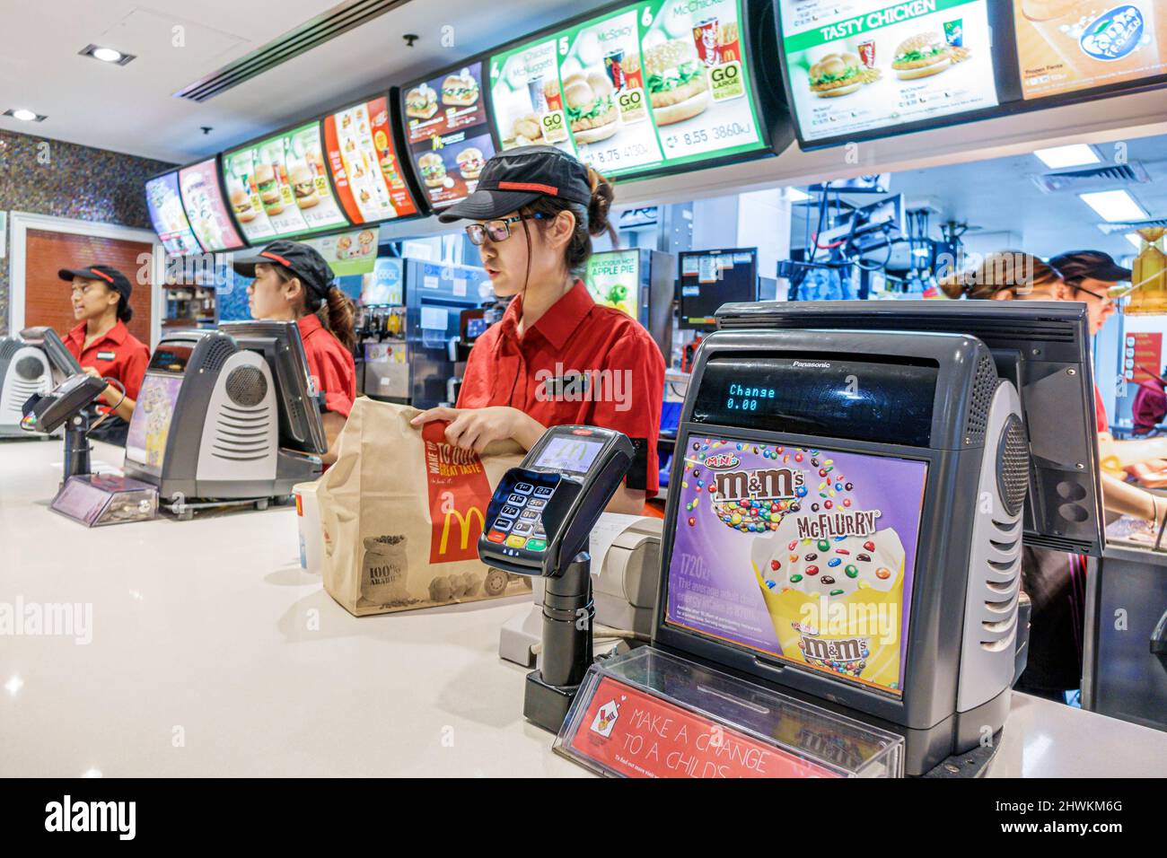 Sydney Australia, Circular Quay McDonald's, ristorante fast food counter Asian woman, lavoro uniforme lavoratore m&m. Foto Stock