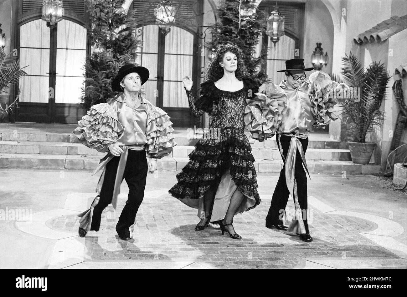 Prova Morecambe & Wise Christmas Show, 18th dicembre 1973. Eric Morecambe ed Ernie Wise, raffigurati con: Vanessa Redgrave in una scena del Mambo Dance. Vanessa Redgrave giocando Josephine con Eric come Duca di Wellington & Ernie come Napoleone. Foto Stock