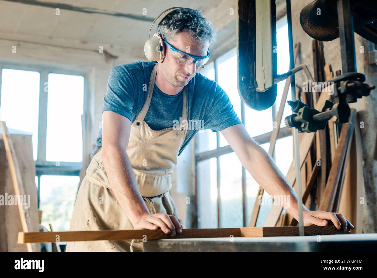 Il falegname sulla banda vide nel suo laboratorio di legno Foto Stock