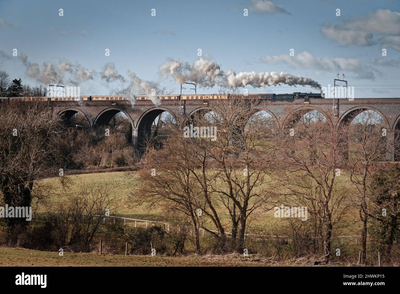 7029 il treno a ruscello del castello di Clun è visibile lasciando Bristol sopra il Viadotto di Huckford con il Welsh Marches Express. Foto Stock