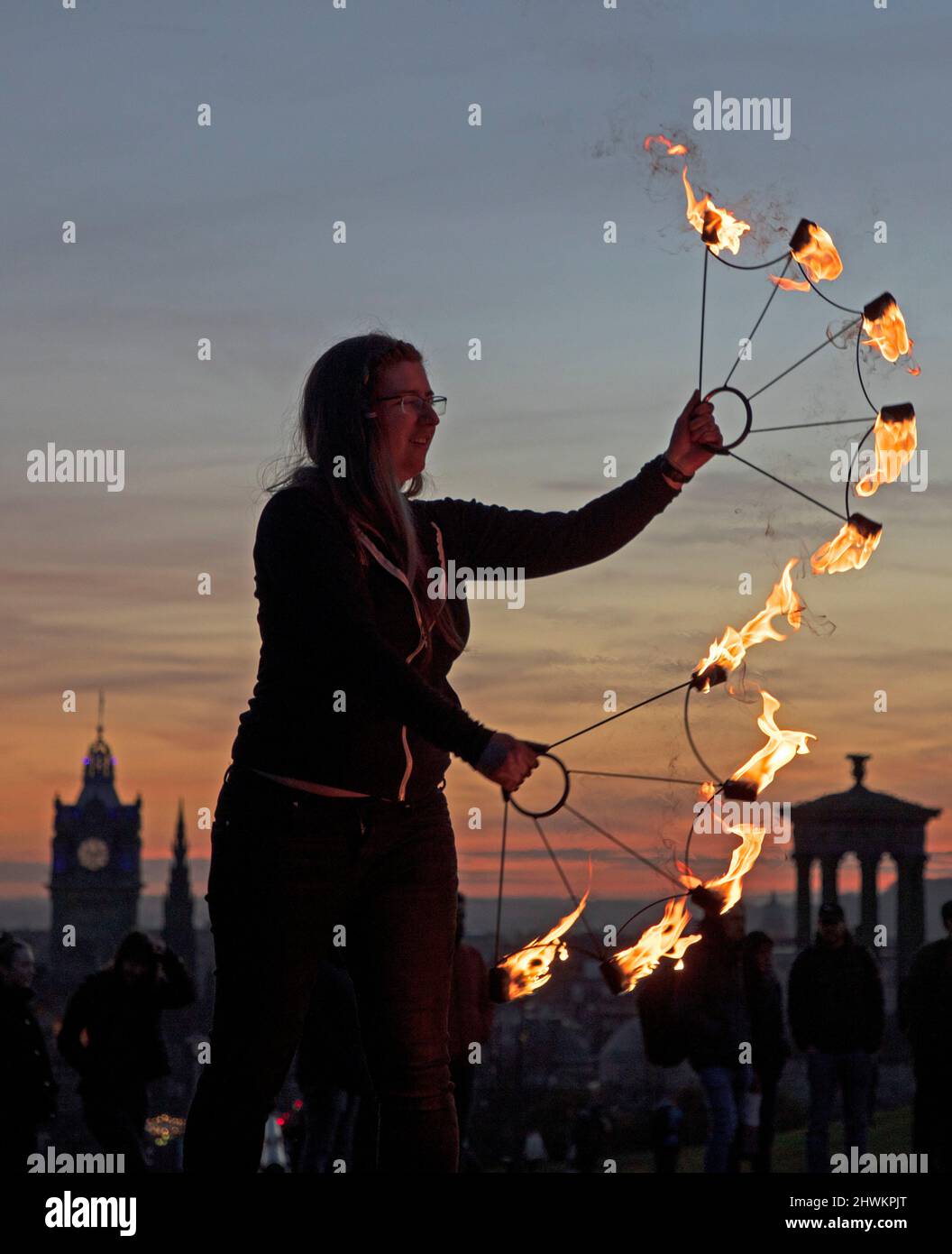 Calton Hill, Edimburgo, Scozia, Regno Unito. 6th marzo 2022. Ucraina evento di fuoco di carità, raccogliendo fondi per l'appello umanitario Ucraina per aiutare le persone che sono state rese senza casa a causa dell'invasione militare russa. Nella foto: Hannah e altri artisti del fuoco, ballerini e giocolieri si esibiscono per beneficenza. Credit: Arch White/Alamy Live News Foto Stock