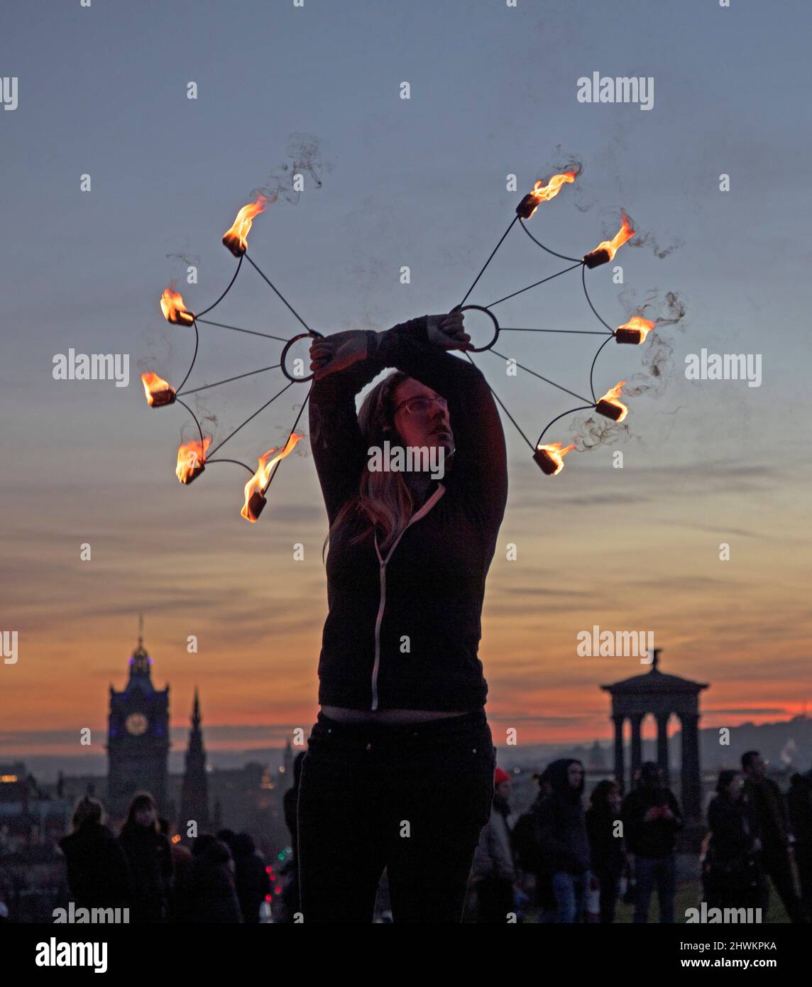 Calton Hill, Edimburgo, Scozia, Regno Unito. 6th marzo 2022. Ucraina evento di fuoco di carità, raccogliendo fondi per l'appello umanitario Ucraina per aiutare le persone che sono state rese senza casa a causa dell'invasione militare russa. Nella foto: Hannah e altri artisti del fuoco, ballerini e giocolieri si esibiscono per beneficenza. Credit: Arch White/Alamy Live News Foto Stock