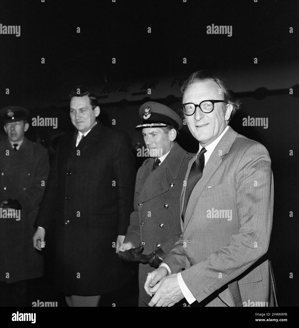 Il Segretario di Stato per la Difesa Lord Carrington arriva all'aeroporto di Heathrow da Roma dove ha avuto colloqui con il primo Ministro Dom Mintoff di Malta durante la crisi in corso. 28th gennaio 1972. Foto Stock