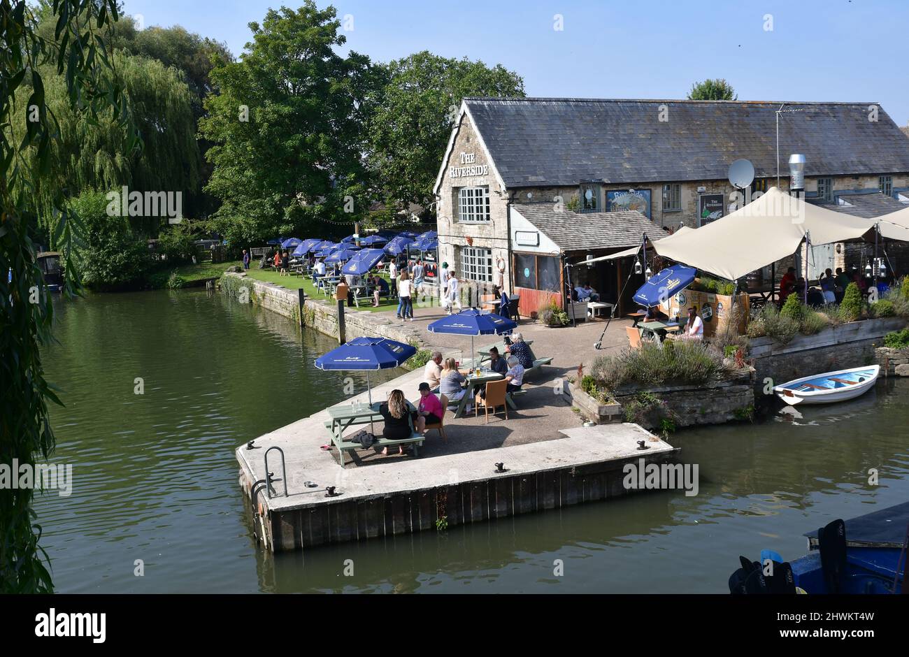 The Riverside Public House, Lechlade, Gloucestershire, Cotswolds, Inghilterra, REGNO UNITO Foto Stock