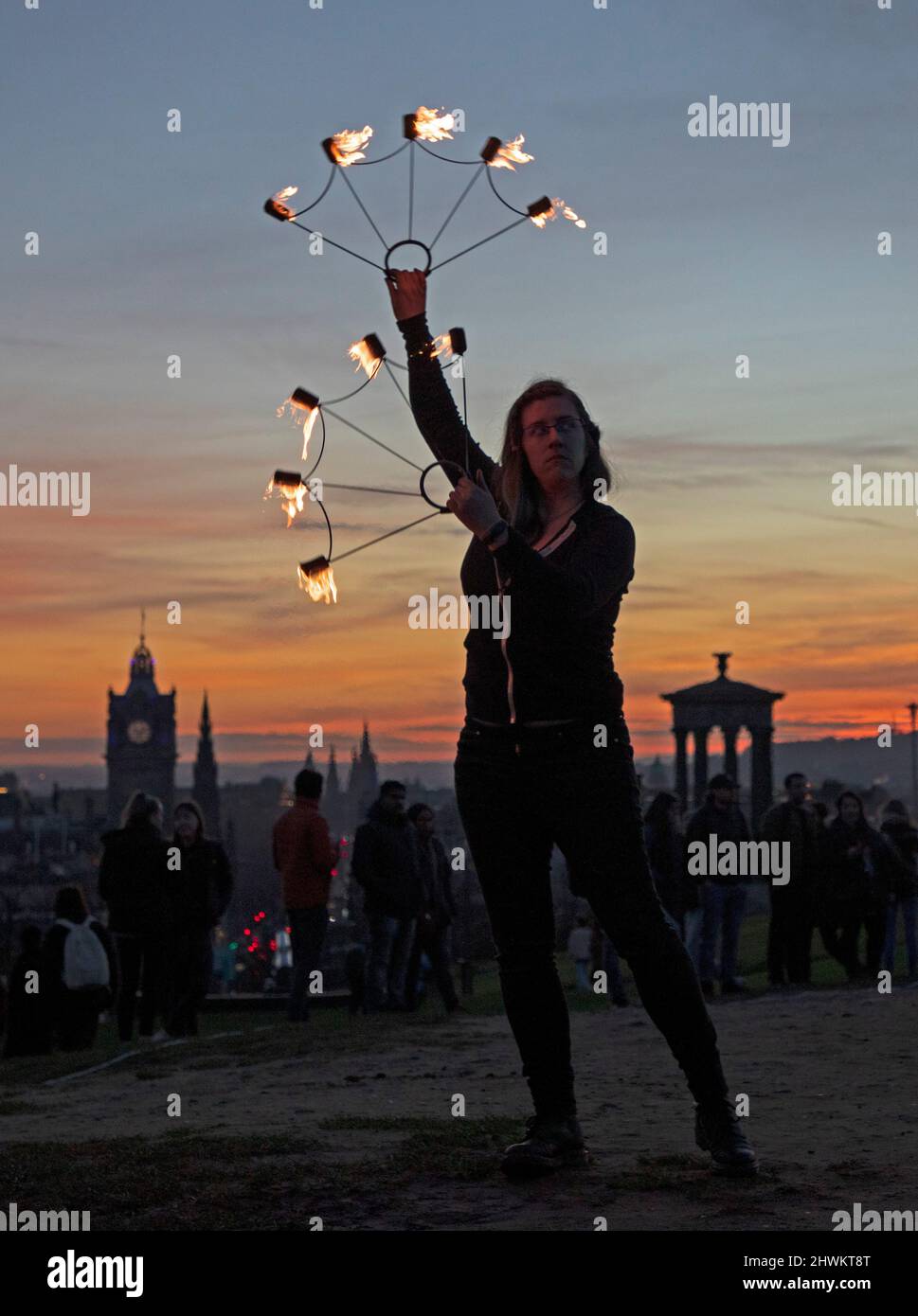 Calton Hill, Edimburgo, Scozia, Regno Unito. 6th marzo 2022. Ucraina evento di fuoco di carità, raccogliendo fondi per l'appello umanitario Ucraina per aiutare le persone che sono state rese senza casa a causa dell'invasione militare russa. Nella foto: Hannah e altri artisti del fuoco, ballerini e giocolieri si esibiscono per beneficenza. Credit: Arch White/Alamy Live News Foto Stock