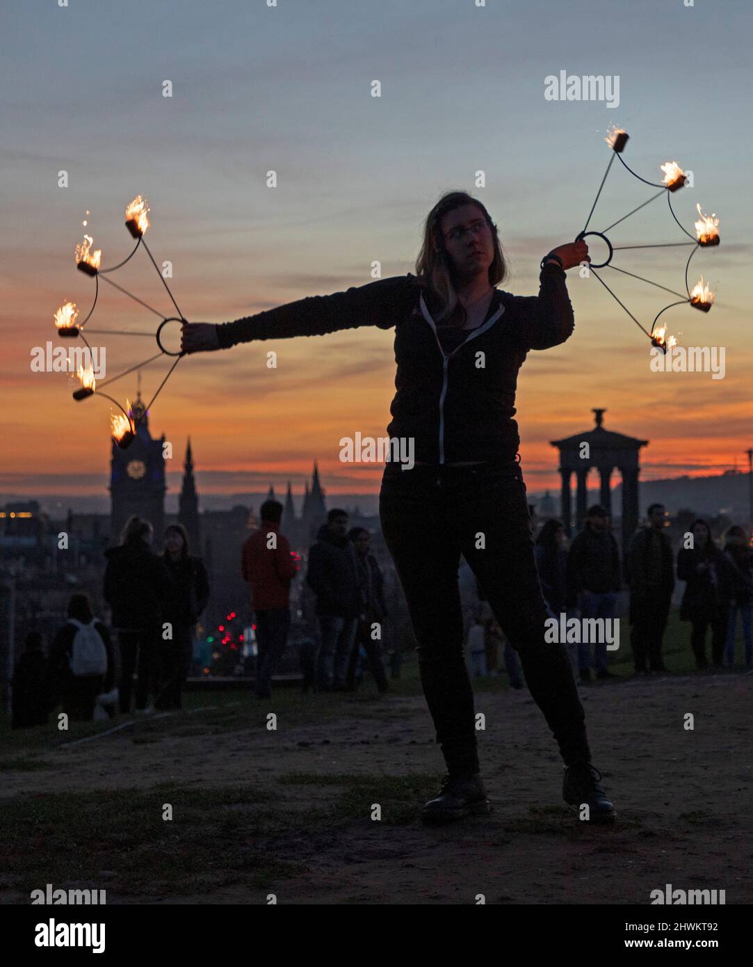 Calton Hill, Edimburgo, Scozia, Regno Unito. 6th marzo 2022. Ucraina evento di fuoco di carità, raccogliendo fondi per l'appello umanitario Ucraina per aiutare le persone che sono state rese senza casa a causa dell'invasione militare russa. Nella foto: Hannah e altri artisti del fuoco, ballerini e giocolieri si esibiscono per beneficenza. Credit: Arch White/Alamy Live News Foto Stock