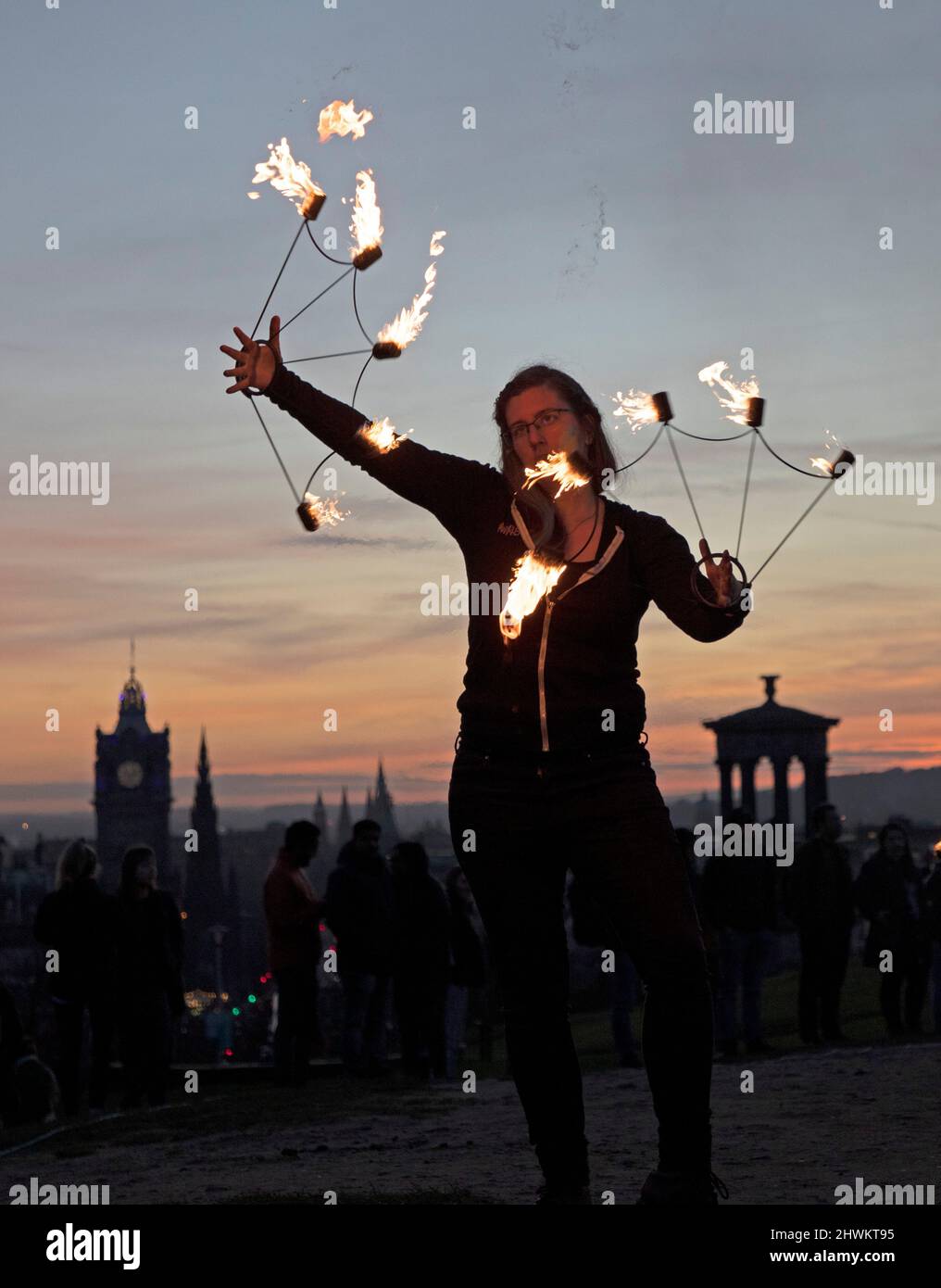 Calton Hill, Edimburgo, Scozia, Regno Unito. 6th marzo 2022. Ucraina evento di fuoco di carità, raccogliendo fondi per l'appello umanitario Ucraina per aiutare le persone che sono state rese senza casa a causa dell'invasione militare russa. Nella foto: Hannah e altri artisti del fuoco, ballerini e giocolieri si esibiscono per beneficenza. Credit: Arch White/Alamy Live News Foto Stock