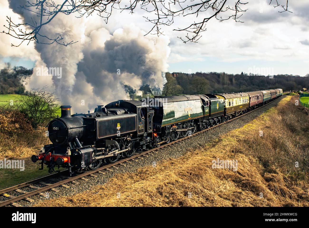 Bullied 7P5FA 4-6-2 Locomotiva classe 'West Country' numero 34092 la Città di Wells assistita dal GWR Pannier numero 1501 sulla East Lancs Railway Foto Stock
