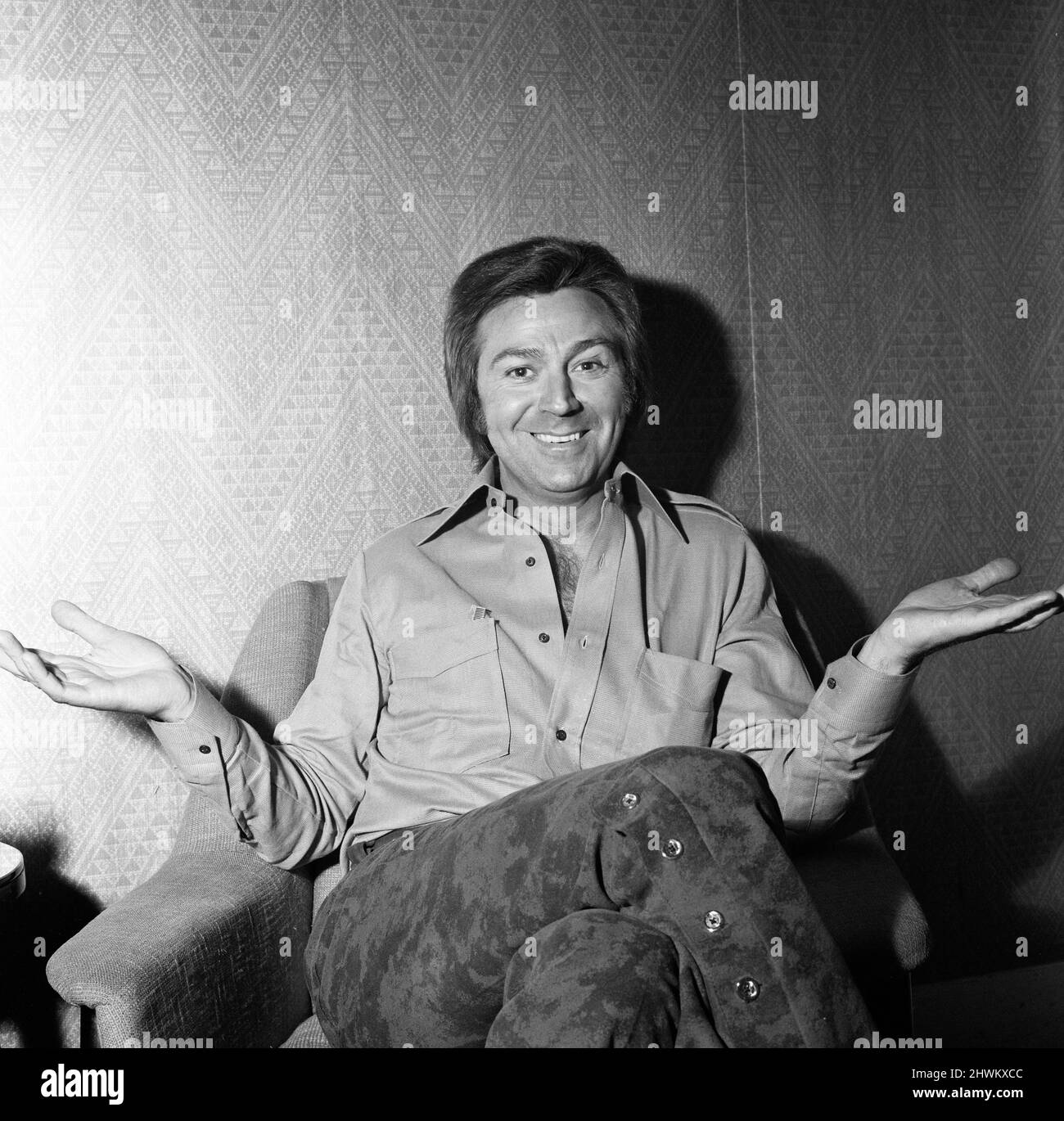 Des o'Connor ha visto qui stasera nel suo spogliatoio al colloquio della città dove sta comparendo. 31st marzo 1973. Desobit Foto Stock