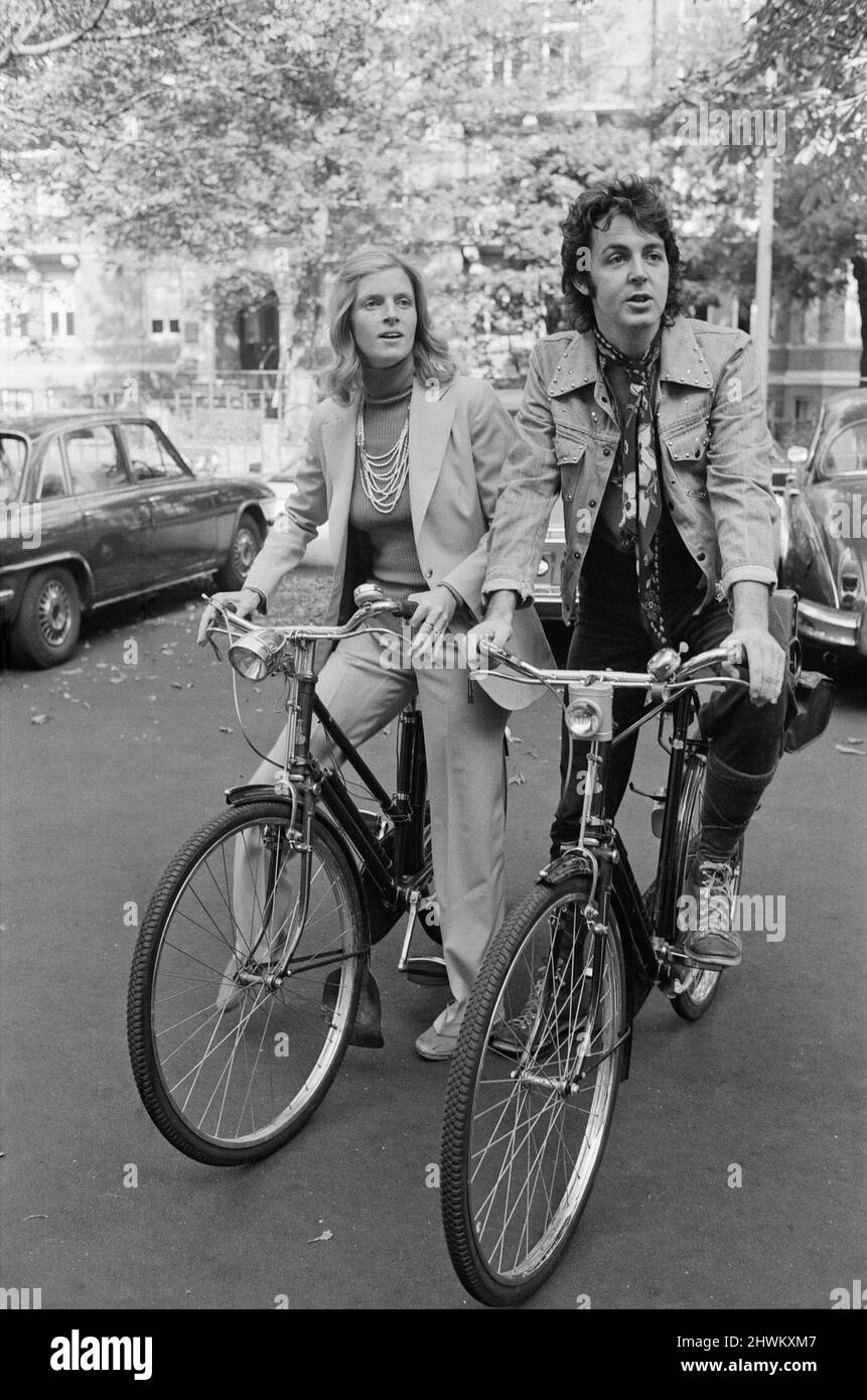Paul e Linda McCartney nel 1972. Ex-Beatle Paul McCartney, e sua moglie Linda sono state catturando il pubblico di sorpresa nella zona selezionata di St. Johns Wood dove vivono. Sia Paul che Linda, quando il tempo lo permette, si recano in bicicletta agli studi di registrazione di Abbey Road, North London, dove stanno finendo il loro nuovo singolo e stanno lavorando al loro album. Paul e Linda, il cui gruppo Wings registra regolarmente presso gli studi di Londra del Nord, utilizzando metodi di trasporto ortodossi, ritengono che andando a lavorare in bicicletta, si manterranno in forma. Foto scattata il 8th ottobre 1972 Foto Stock