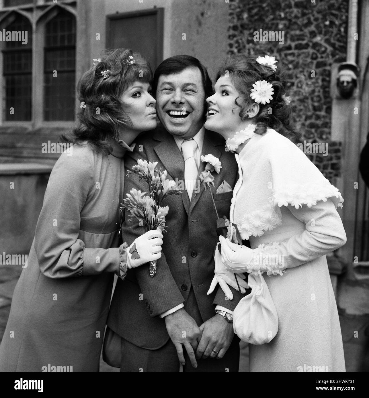 Il matrimonio dell'attore Bill Treacher e dell'attrice Katherine Kessey si tenne alla chiesa di St Leonard, Streatham. Sono raffigurati con la loro bridesmaid, la sorella gemella della sposa Karen. 1st dicembre 1971. Foto Stock