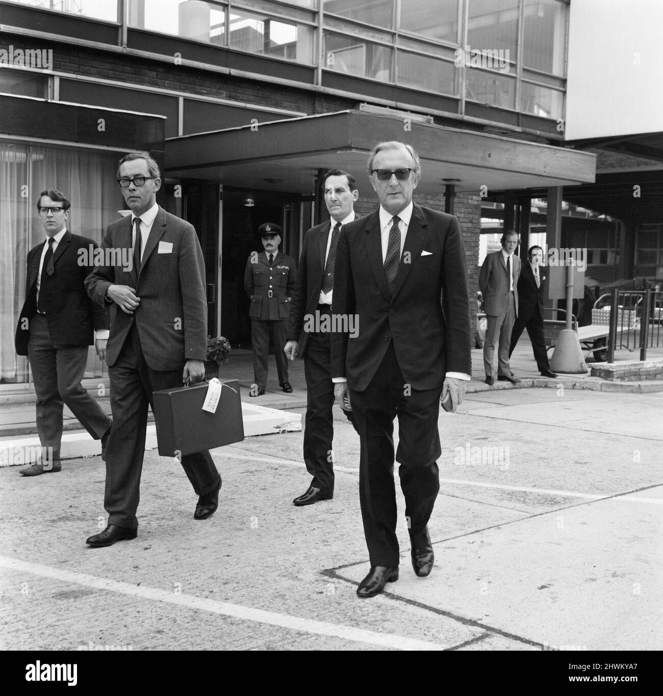 Il Segretario di Stato per la Difesa Lord Carrington ha illustrato di lasciare l'aeroporto di Heathrow, Londra, da RAF Comet per Malta, in vista dei colloqui con il primo ministro maltese Dom Mintoff. 19th agosto 1971. Foto Stock