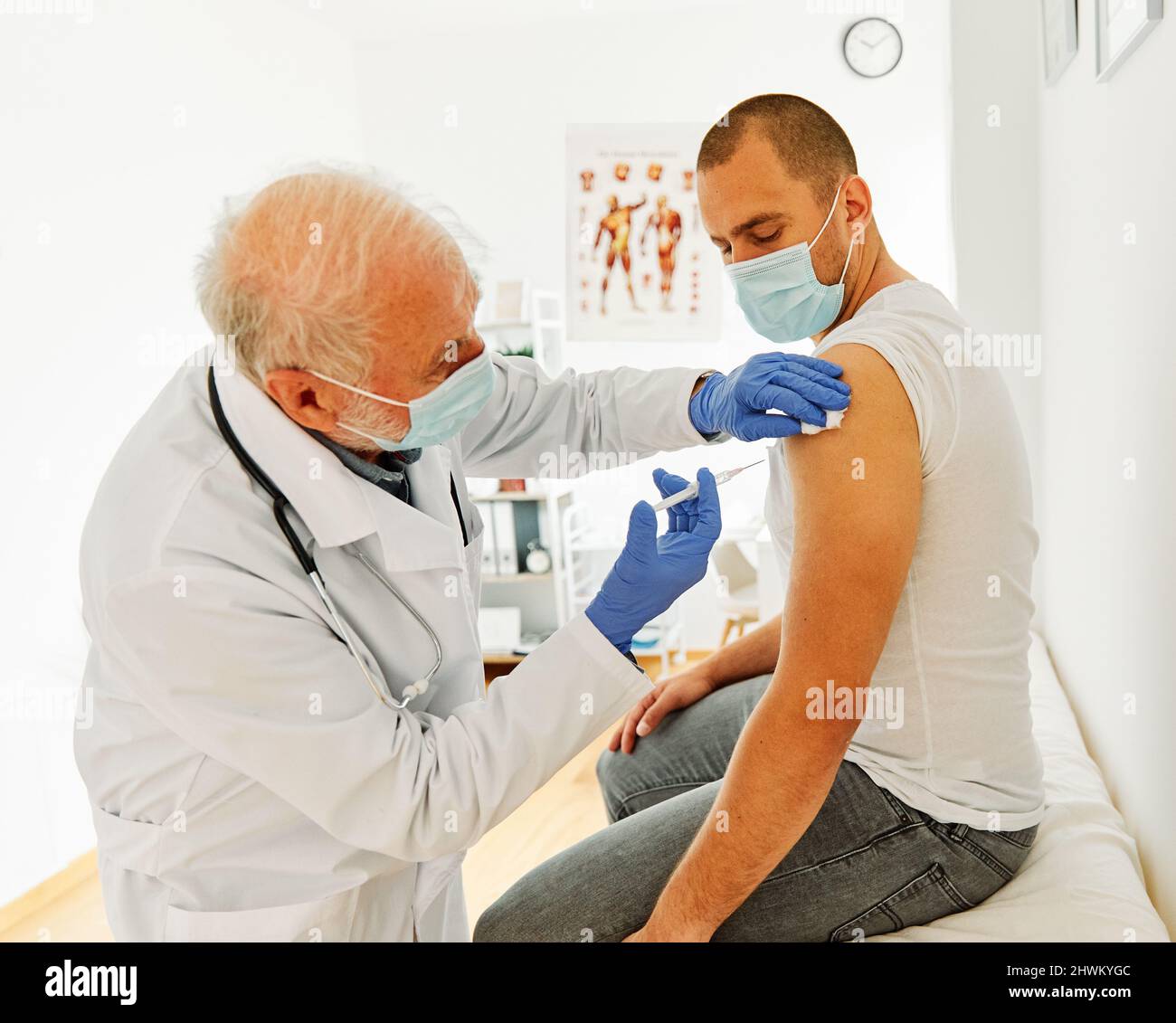 vaccinazione medicinale siringa vaccino medico iniezione medico salute virus ospedale cura del paziente influenza maschera coronavirus corona uomo anziano Foto Stock