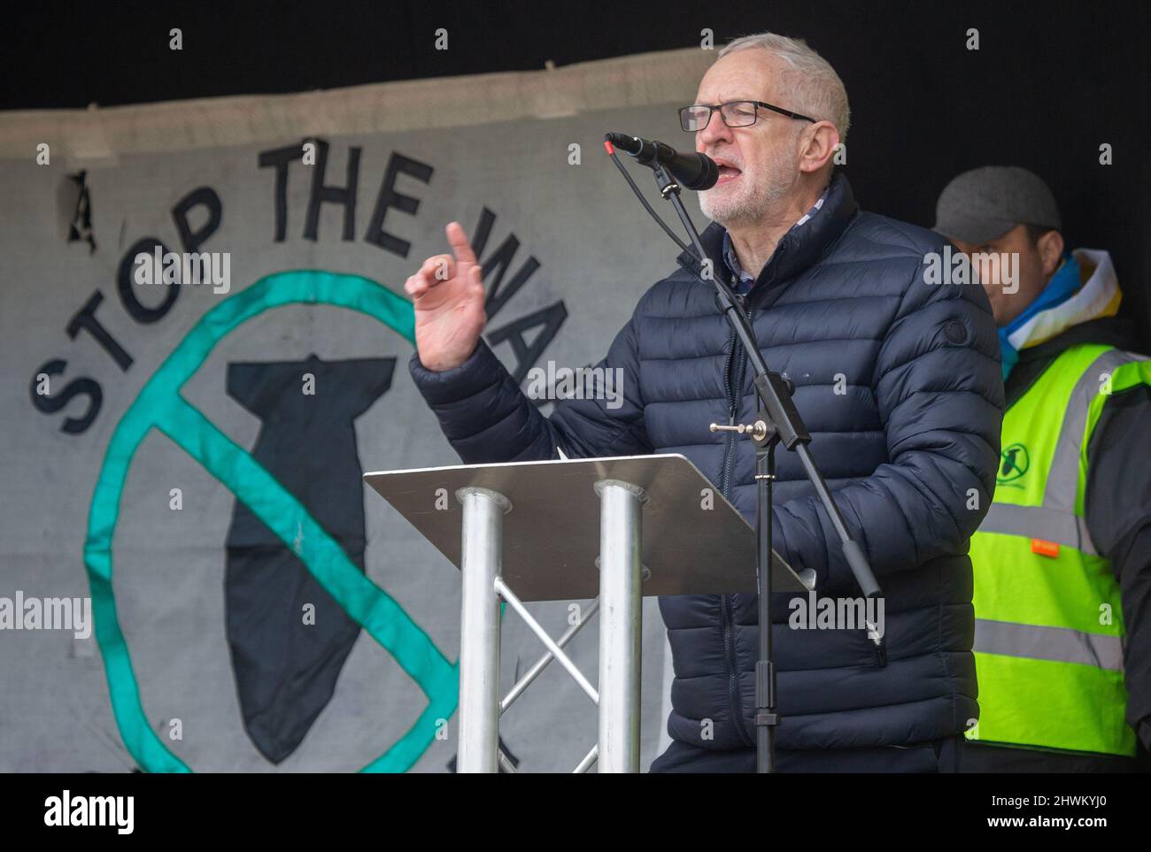 Londra, Inghilterra, Regno Unito. 6th Mar 2022. L'ex leader laburista JEREMY CORBYN fa un discorso durante una protesta contro la guerra in Ucraina organizzata dalla coalizione Stop the War. (Credit Image: © Tayfun Salci/ZUMA Press Wire) Credit: ZUMA Press, Inc./Alamy Live News Foto Stock