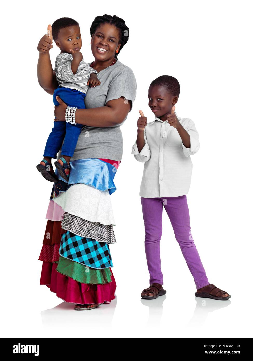 Va bene. Studio girato di una donna africana con due figli. Foto Stock