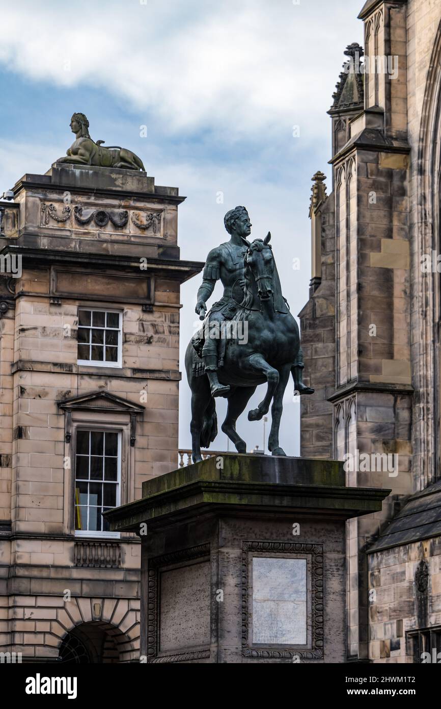 Statua equestre in bronzo di Carlo II dello scultore Grinling Gibbons, Parliament Square, Edimburgo, Scozia, UK Foto Stock