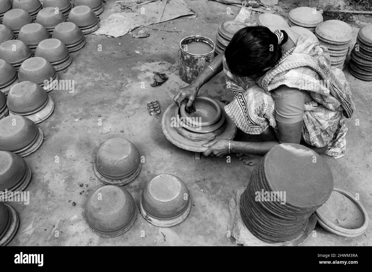 Miglior lavoro di ceramica da donna, ceramica facendo con argilla Foto Stock