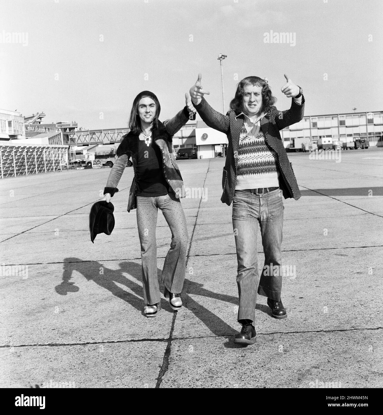 Dave Hill e Noddy Holder of Slade sono stati lasciati all'aeroporto di Heathrow quando l'aereo in cui dovevano viaggiare a Parigi era sovraprenotato. Continuarono il loro viaggio su un aereo più tardi. 14th ottobre 1972. Foto Stock