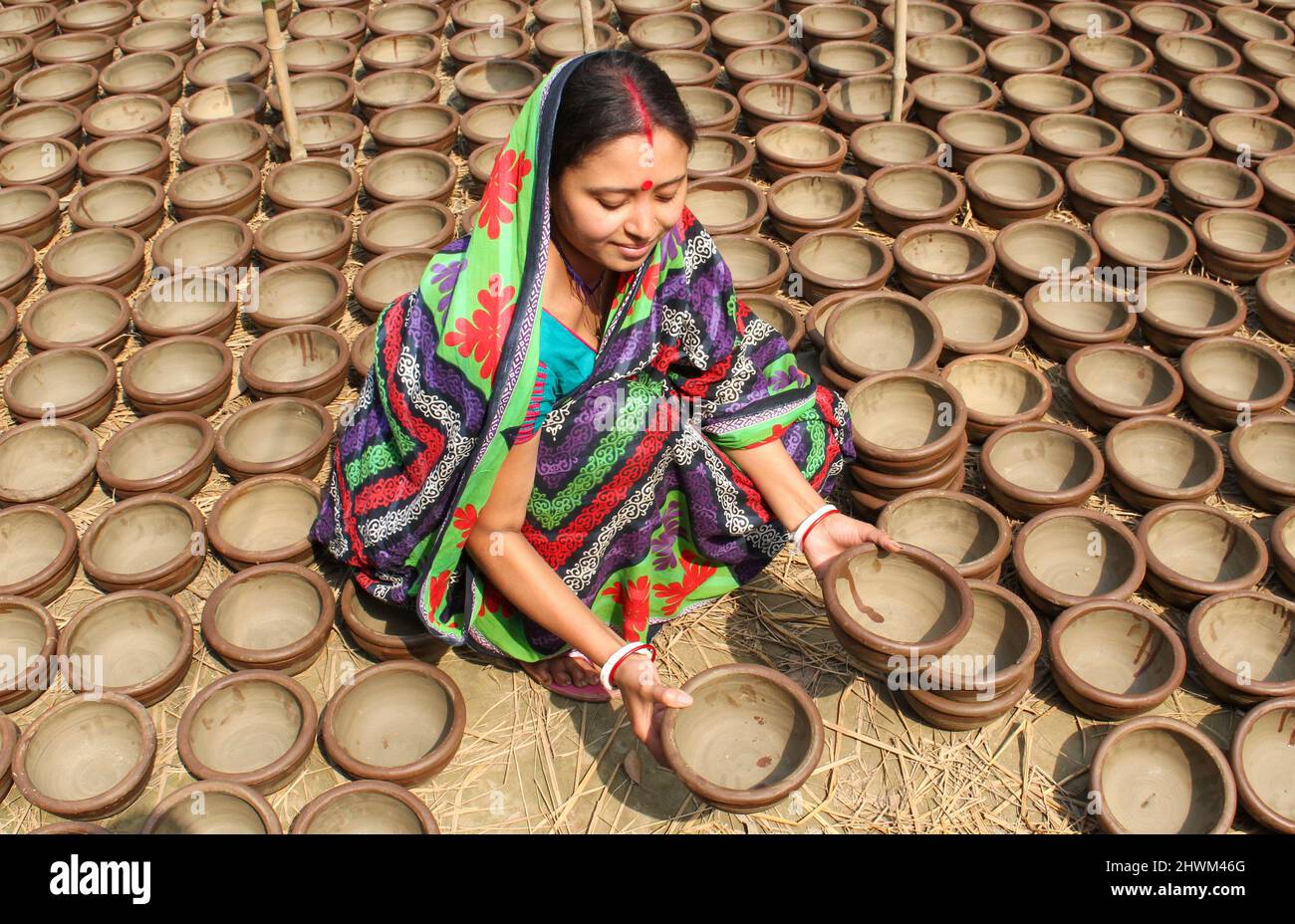 Miglior lavoro di ceramica da donna, ceramica facendo con argilla Foto Stock