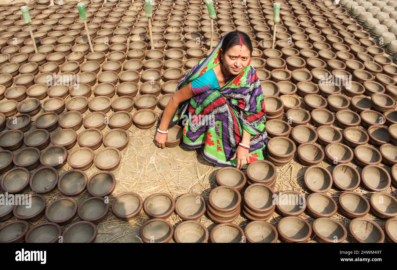 Miglior lavoro di ceramica da donna, ceramica facendo con argilla Foto Stock
