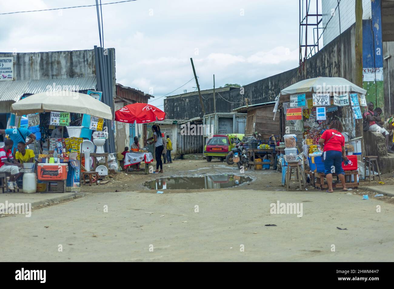 Donna con parte superiore della pelle animale Foto Stock
