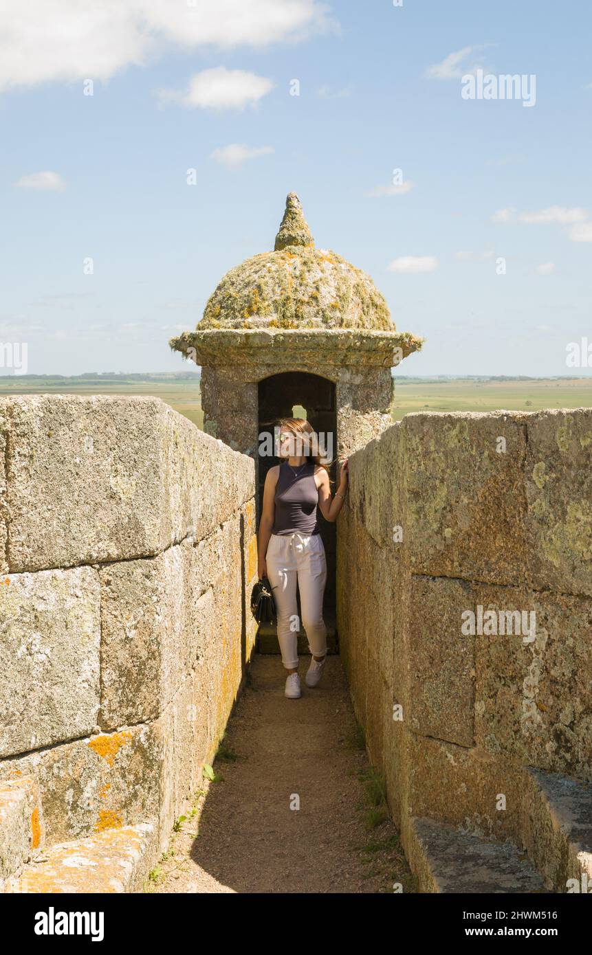 Giovane donna che guarda Forte de Santa Tereza in Uruguay, importante sito turistico. Foto Stock