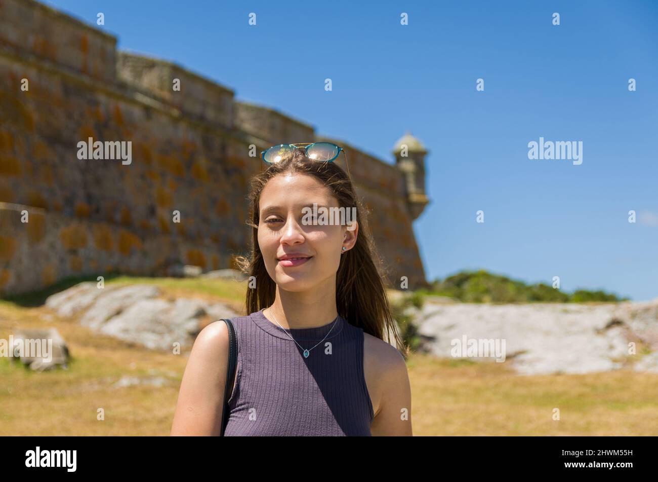 Turista femminile in visita a Forte de Santa Tereza in Uruguay, un importante sito turistico. Foto Stock