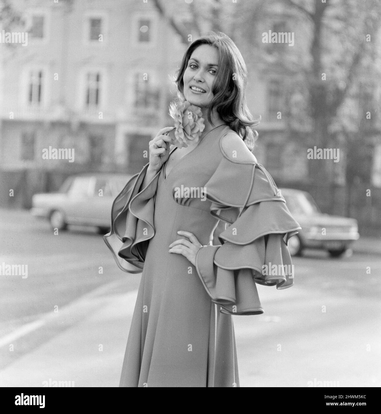 Alexandra Bastido, attrice britannica, svela la Tsaritsar Spring Collection a Pont Street, Londra, mercoledì 15th novembre 1972. Alex, parte del team del Whitehall Theatre, sta attualmente recitando in una partita, non solo mentire lì, dire qualcosa!, al Cambridge Theatre . Foto Stock