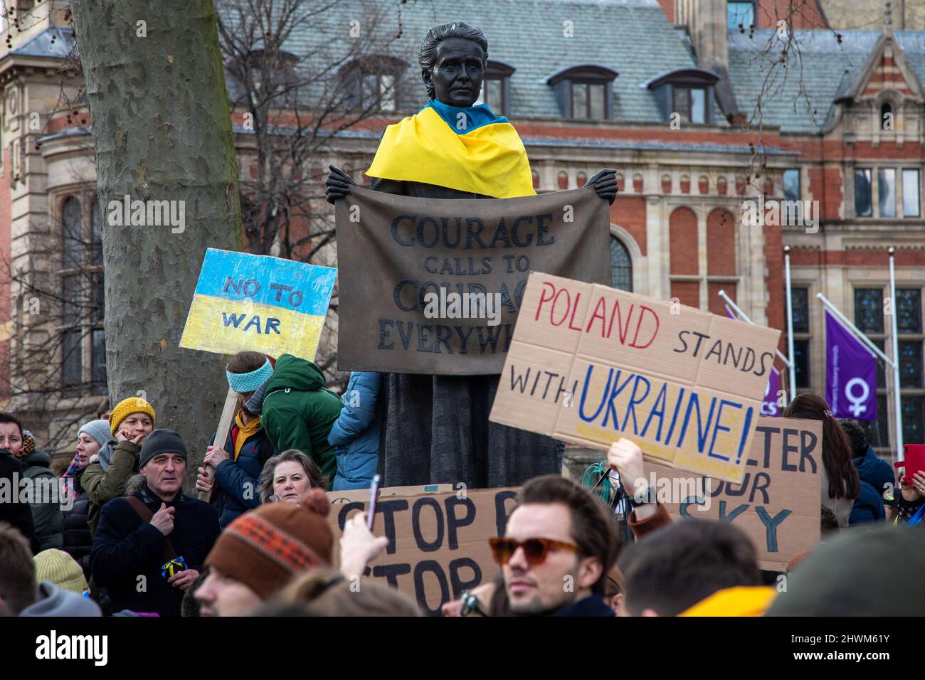 Londra, Regno Unito. 6th marzo 2022. La gente si è riunita in Piazza del Parlamento di fronte alla statua del suffragette Millicent Fawcett per protestare contro l'invasione russa dell'Ucraina e per chiedere la fine della guerra. Credit: Kiki Streitberger/Alamy Live News Foto Stock