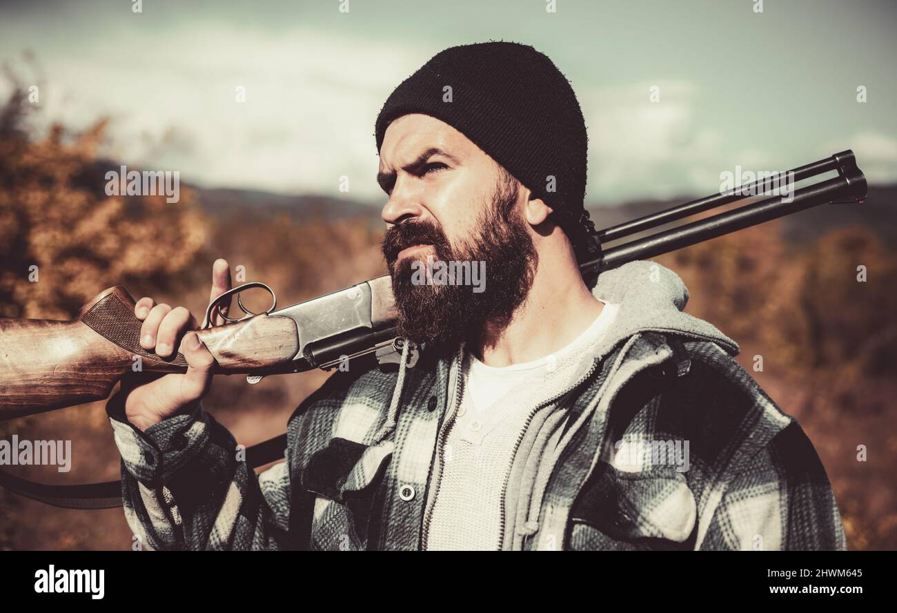 Hunter uomo. Periodo di caccia, stagione autunnale. Cacciatore con una pistola di caccia e forma di caccia per cacciare nella foresta. Cacciatore con uno zaino e una pistola da caccia. Uomo Foto Stock