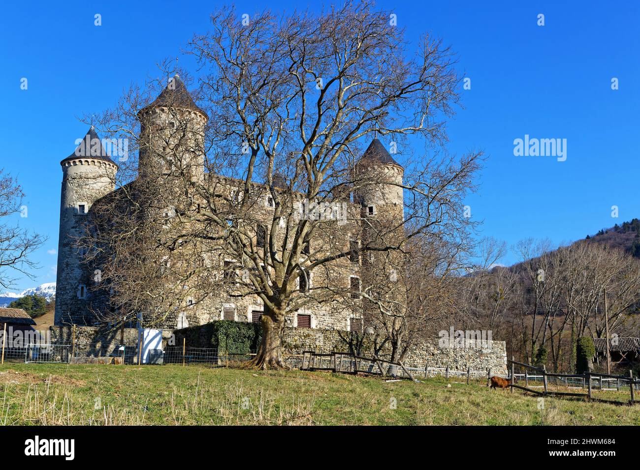 JARRIE, FRANCIA, 27 febbraio 2022 : il Castello di Bon Repos è un'antica casa forte del XV secolo. Castello e vestigia del muro circostante sono l'ob Foto Stock