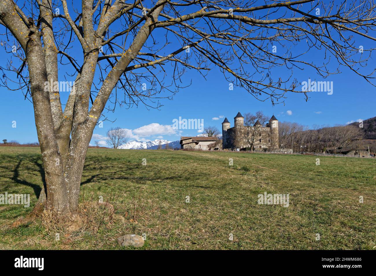 JARRIE, FRANCIA, 27 febbraio 2022 : il Castello di Bon Repos è un'antica casa forte del XV secolo. Castello e vestigia del muro circostante sono l'ob Foto Stock