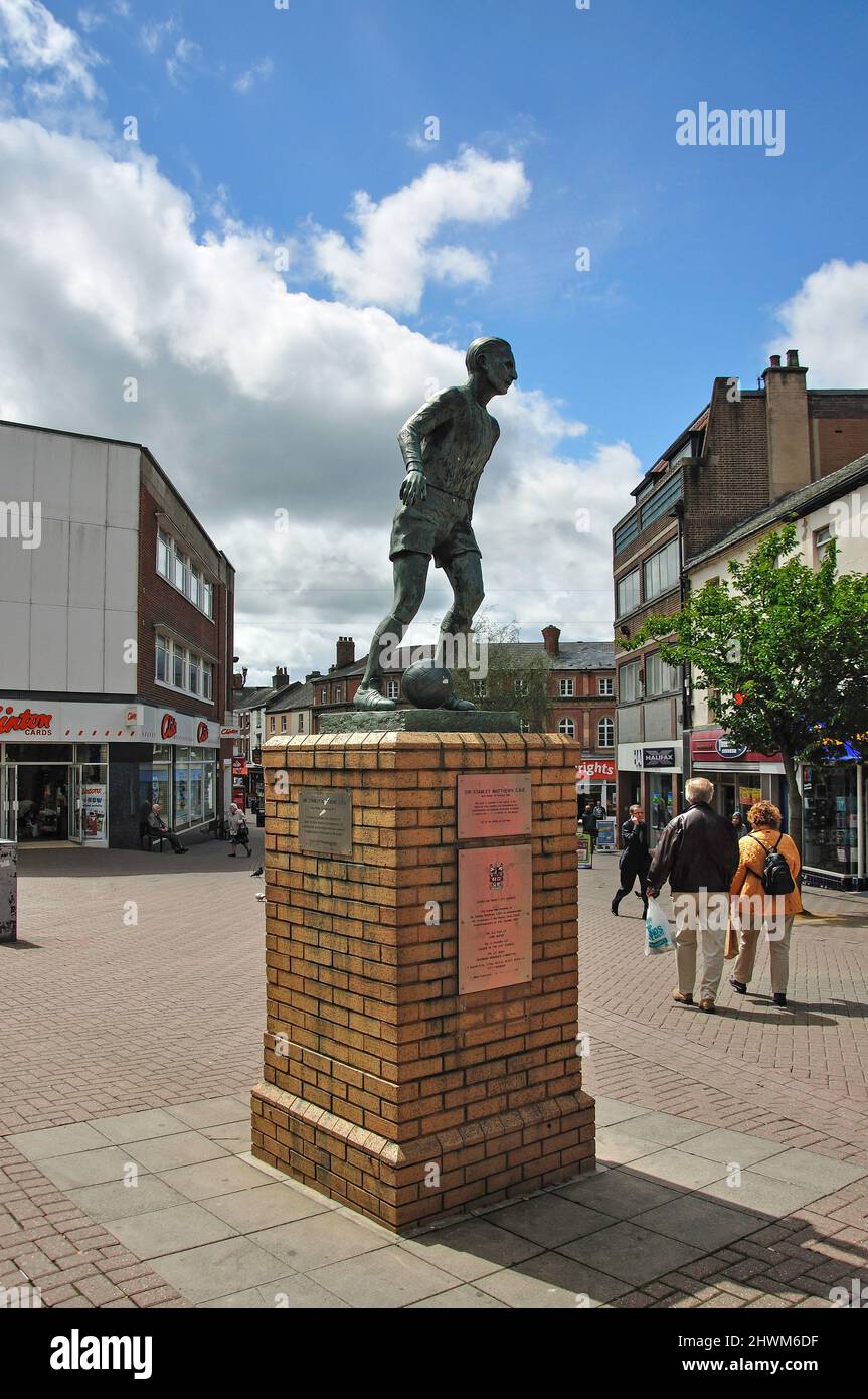 Sir Stanley Matthews statua, la piazza del mercato, Hanley, Stoke-on-Trent, Staffordshire, England, Regno Unito Foto Stock