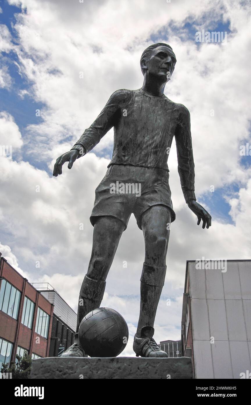 Sir Stanley Matthews statua, la piazza del mercato, Hanley, Stoke-on-Trent, Staffordshire, England, Regno Unito Foto Stock