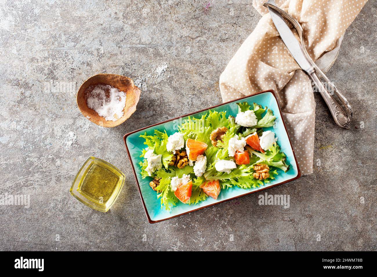 insalata con formaggio bianco e verdure sul piatto Foto Stock