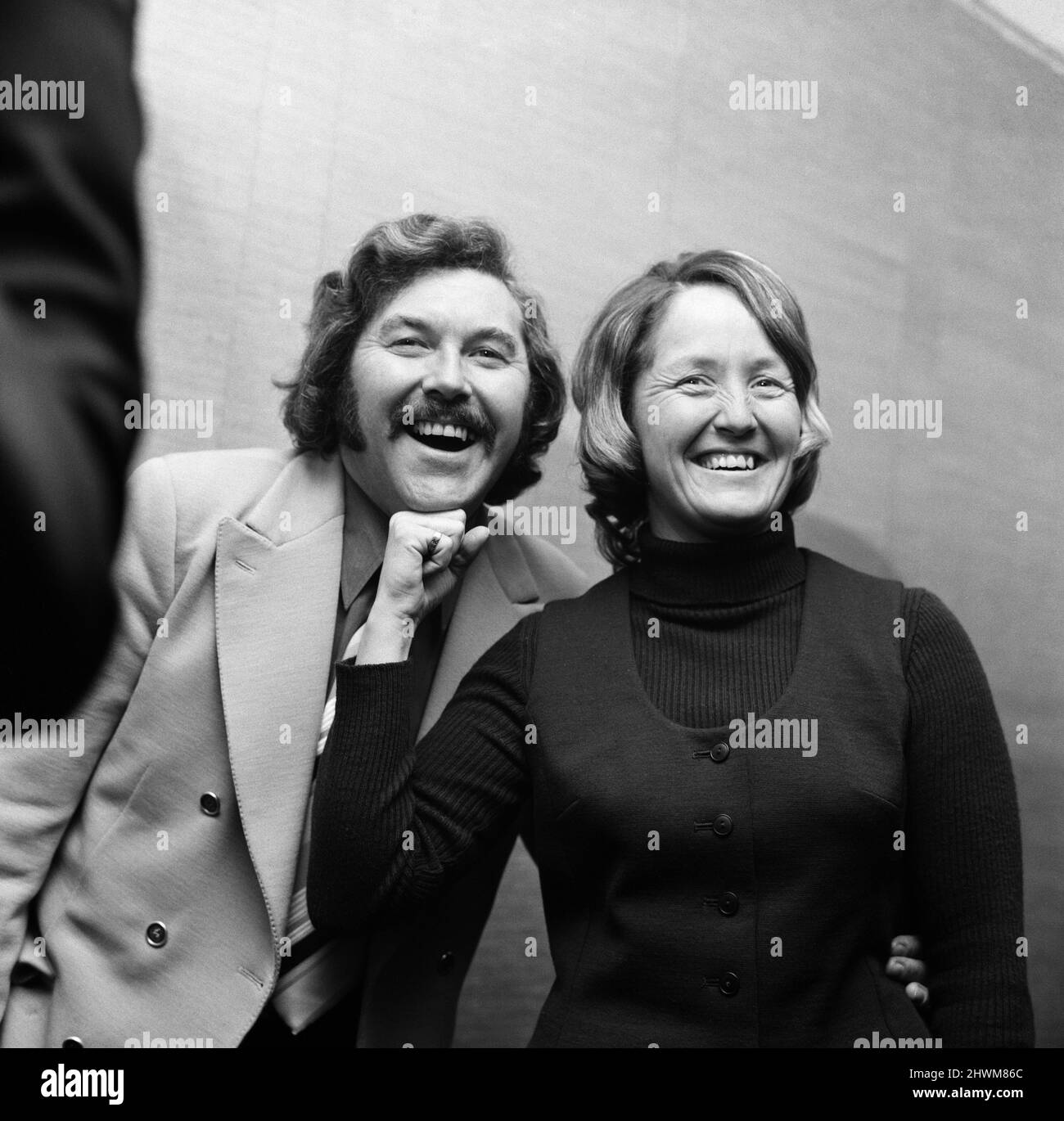 Il "mondo dello sport" della televisione indipendente ha firmato la prima giornalista sportiva femminile della televisione, Rachael Heyhoe. È anche capitano della squadra di cricket delle Donne d'Inghilterra. Rachael raffigurato con Dickie Davies che introduce il 'mondo dello Sport' 18th gennaio 1973. Foto Stock