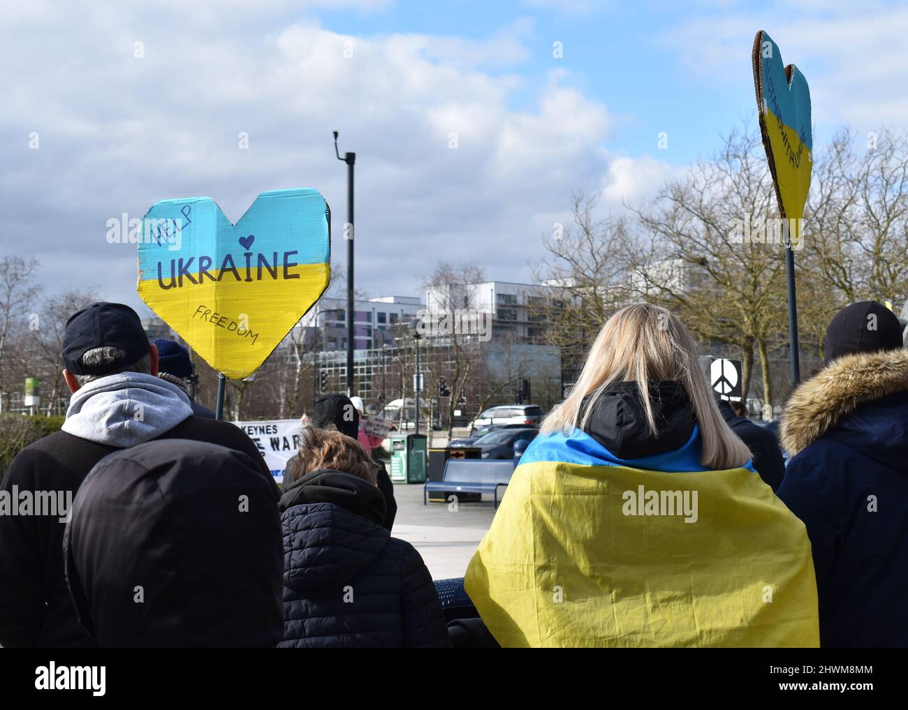 Dimostrazione a sostegno dell'Ucraina a Piazza della Città, Milton Keynes. Foto Stock